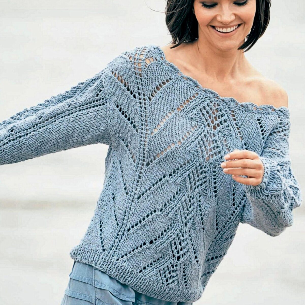 Серо-голубой пуловер спицами. Описание и схемы