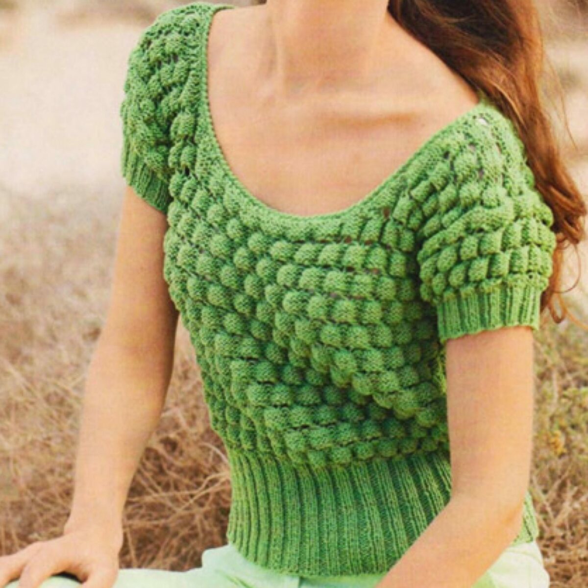 Зелёный пуловер с «малинками»