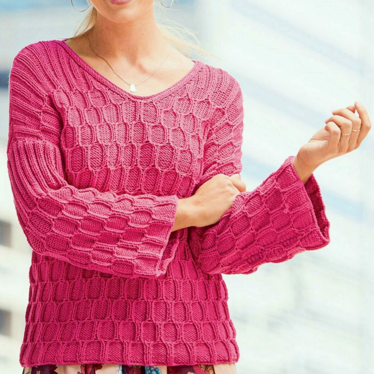Ярко-розовый пуловер спицами