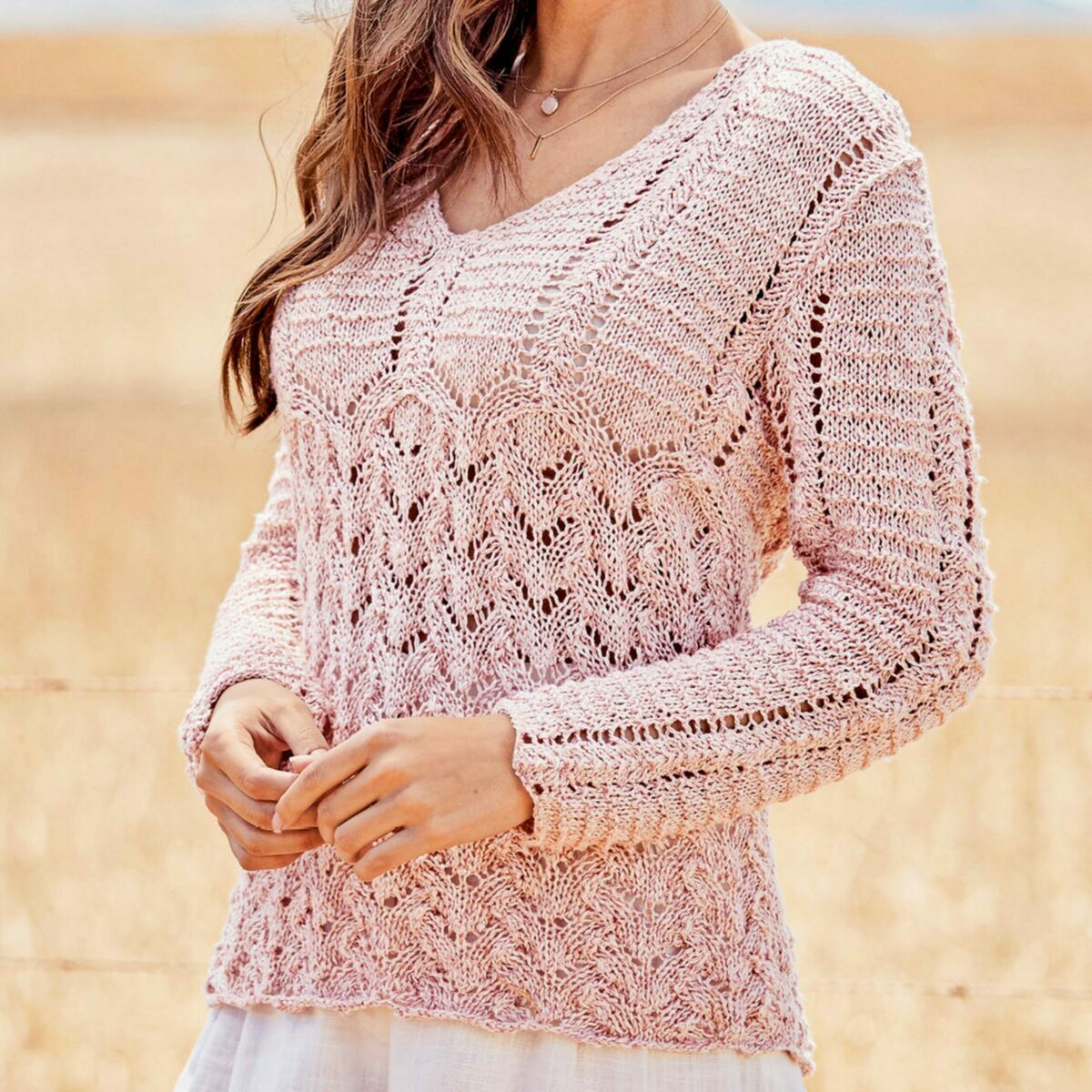 Пастельно-розовый пуловер спицами